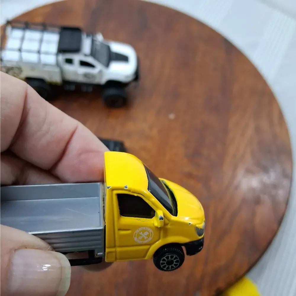 Maisto Diecast 8 Piece Car & Truck‎ Lot Garbage Pickup Trucks